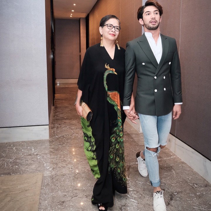 <p>Sejak kecil, aktor tampan ini ditinggalkan begitu saja oleh ayah kandungnya. (Foto: Instagram @officialpilarez)</p>