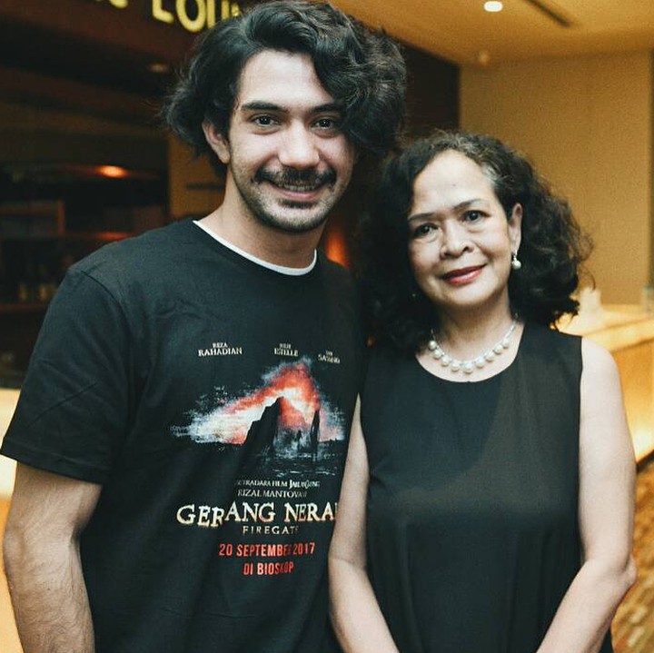 <p>Reza dengan bundanya memang sangat mirip ya, Bun. Semoga selalu sehat ya, Reza dan Bunda Pratiwi. (Foto: Instagram @officialpilarez)</p>