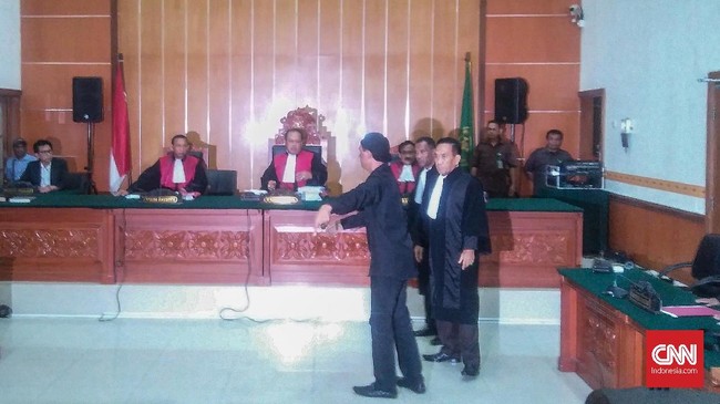 Terdakwa kasus premanisme Hercules Rosario Marshal mengamuk kepada wartawan yang hendak memotretnya ketika turun dari mobil tahanan di PN Jakarta Barat.