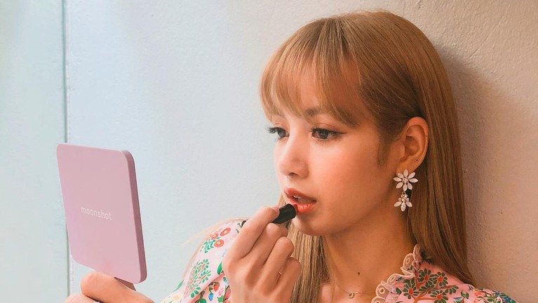 Seperti perempuan pada umumnya, Lisa dikenal senang mengoleksi makeup. Personel paling muda itu juga jago banget dandanin orang.