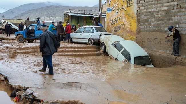 Sedikitnya 24 orang tewas dalam banjir bandang yang menerjang wilayah Firouzkouh, Roudehen dan Damavand di Timur Teheran, ibu kota Iran selama 2 hari ini.