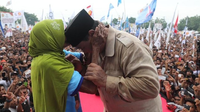 Prabowo memeluk seorang nenek saat kampanye di NTB. Belakang muncul video yang menyebut nenek tersebut menerima Rp500 ribu. Namun ada video lain yang membantah.