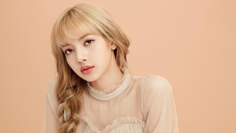 Penyanyi ternama Lisa BLACKPINK kembali mencuri perhatian usai dinobatkan sebagai perempuan tercantik di Asia. Lalu apa saja prestasi yang dimilikinya?