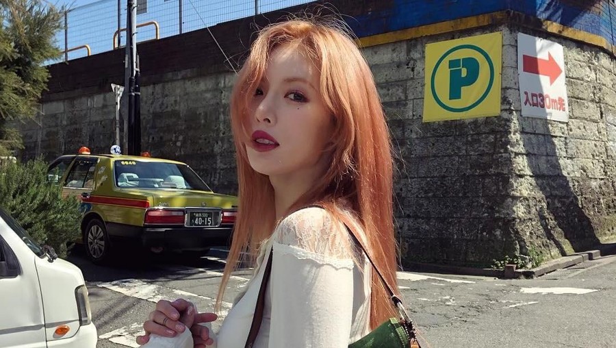 Tali baju seksi HyunA lepas saat dirinya sedang asyik menari.