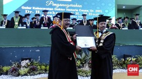 Sempat Didemo, UINSA Anugerahkan Doktor HC ke Soekarwo