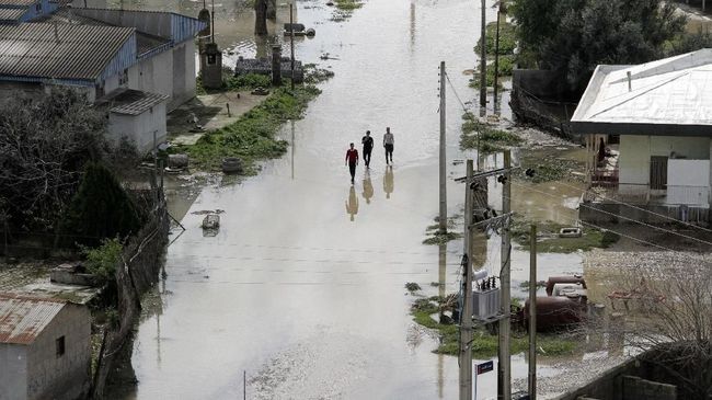 Banjir Masuk Kota Minyak, Iran Desak Evakuasi 60 Ribu Warga