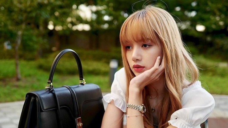 10 Potret Kece Lisa BLACKPINK Lisa BLACKPINK sedang berulang tahun hari ini. Tagar AceLalisaDay jadi jadi trending topic dunia. Berikut ini 10 potret cantik dari Lisa BLACKPINK.