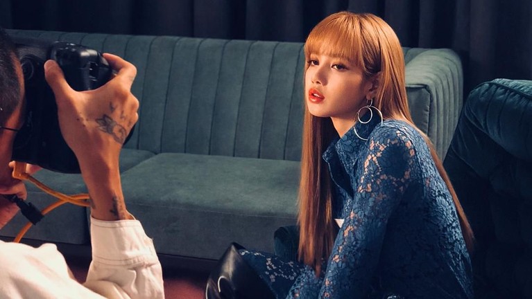 Lisa BLACKPINK sedang berulang tahun hari ini. Tagar AceLalisaDay jadi jadi trending topic dunia. Berikut ini 10 potret cantik dari Lisa BLACKPINK.