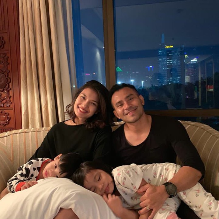 <p>Namun akhirnya, mereka berhasil meyakinkan orang tua Duma dan melangkah ke pelaminan. (Foto: Instagram @jud1ka)</p>