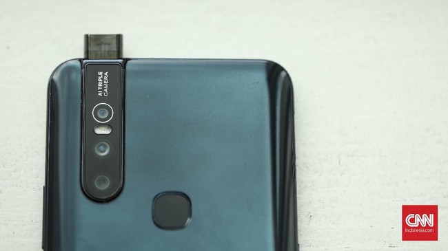 CNNIndonesia.com berkesempatan menjajal ponsel kamera pop-up V15 yang mengusung mekanisme serupa ponsel flagship Vivo Nex selama lebih dari dua pekan.