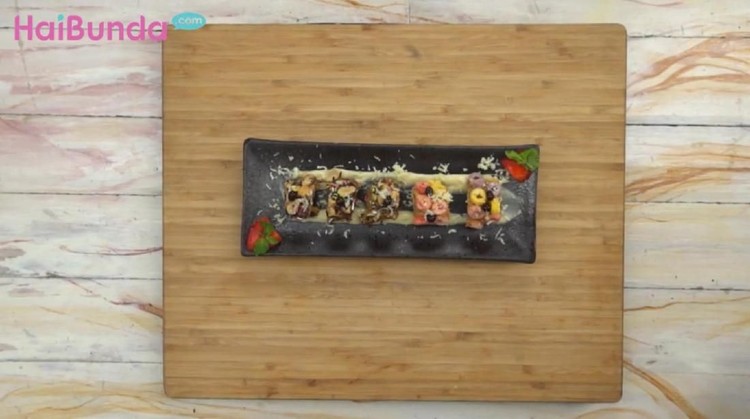 Jadikan akhir pekan Bunda dan si kecil makin menyenangkan dengan sushi 'manis' berikut: peanut choco banana sushi.