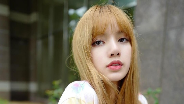 10 Potret Kece Lisa BLACKPINK Lisa BLACKPINK sedang berulang tahun hari ini. Tagar AceLalisaDay jadi jadi trending topic dunia. Berikut ini 10 potret cantik dari Lisa BLACKPINK.