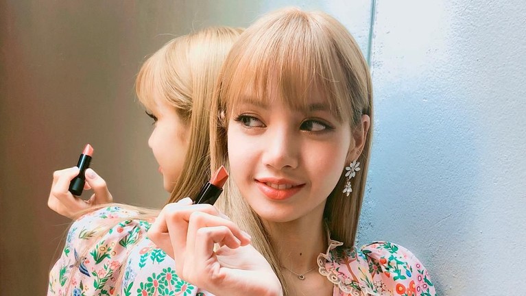 Lisa BLACKPINK sedang berulang tahun hari ini. Tagar AceLalisaDay jadi jadi trending topic dunia. Berikut ini 10 potret cantik dari Lisa BLACKPINK.