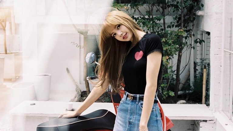 Lisa BLACKPINK sedang berulang tahun hari ini. Tagar AceLalisaDay jadi jadi trending topic dunia. Berikut ini 10 potret cantik dari Lisa BLACKPINK.