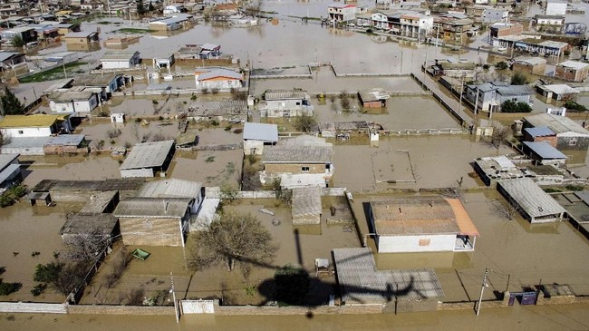 Banjir akibat hujan lebat di seluruh Iran dalam beberapa pekan terakhir diperkirakan menyebabkan kerugian mencapai US$2,5 miliar atau sekitar Rp35 triliun.