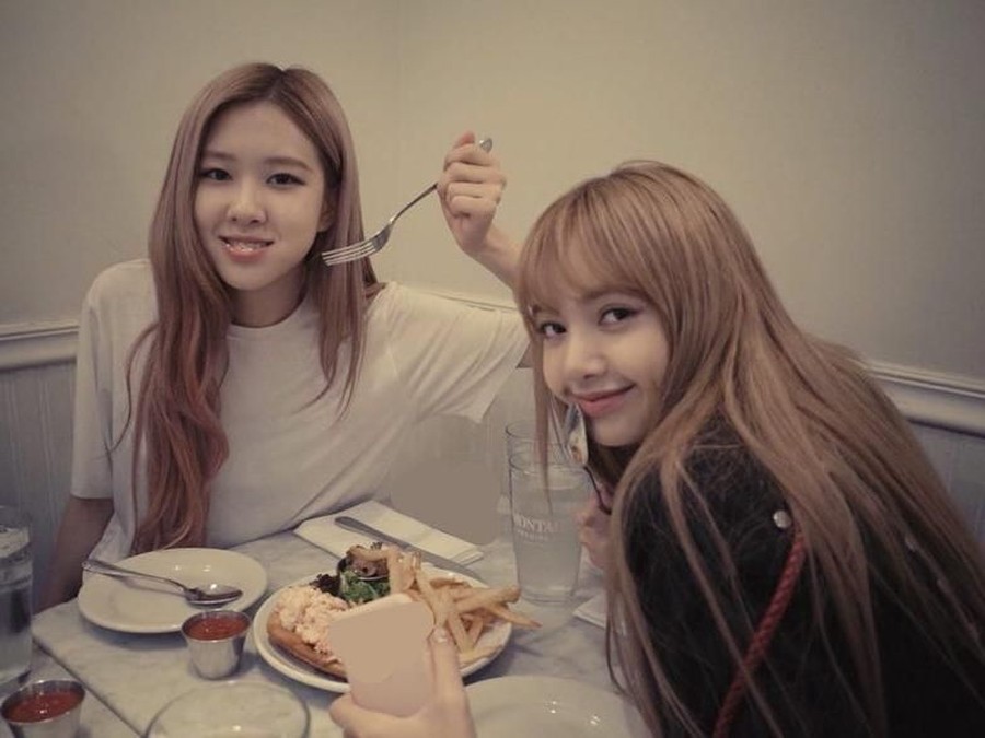 Rose Tak kalah dengan para penggemar, member BLACKPINK lainnya pun ikut memberikan ucapan selamat lewat unggahan Instagram.