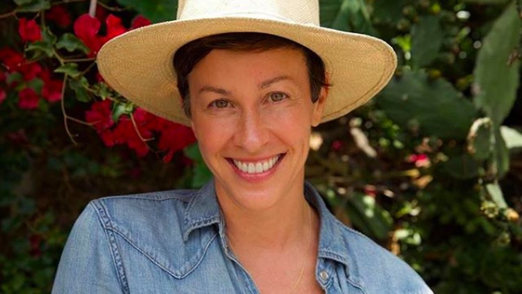 Selain Alanis Morissette, ternyata ada penyanyi dunia lainnya yang juga hamil di atas 40 tahun, bahkan saat 50 tahun lho, Bun.