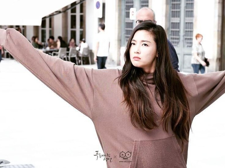 Memulai karier sejak 1997, Jun Ji Hyun sudah sangat terkenal para pecinta drakor. Selain cantik dan jago akting, Ji Hun juga menjadi aktris drakor termahal.