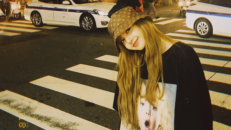 Lisa BLACKPINK sedang berulang tahun hari ini. Tagar AceLalisaDay jadi jadi trending topic dunia. Berikut ini 10 potret cantik dari Lisa BLACKPINK.