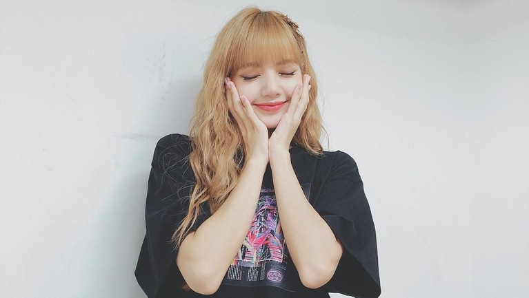 10 Potret Kece Lisa BLACKPINK Lisa BLACKPINK sedang berulang tahun hari ini. Tagar AceLalisaDay jadi jadi trending topic dunia. Berikut ini 10 potret cantik dari Lisa BLACKPINK.