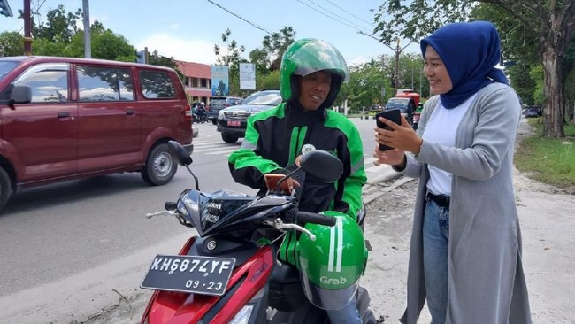 Usman, seorang satpam di kantor Komnas Perempuan yang juga pengemudi Grab, kerap berbagi tips memperlakukan penumpang perempuan kepada rekan-rekan.