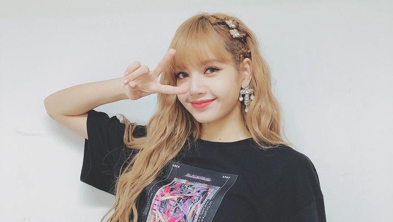 Wah Lisa ternyata memiliki tipe laki-laki yang lebih tua darinya lho. Tapi jarak umurnya tidak terlalu jauh agar dapat menjaga dirinya.