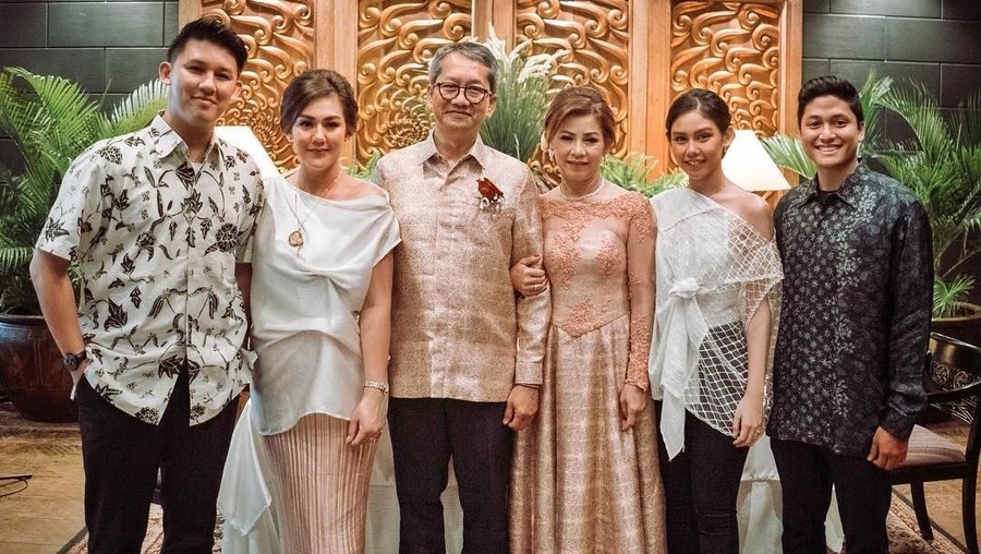 Kabar bahagia datang dari Ida Hannas, ibunda dari Sissy Prescillia dan Vanesha Prescilla, yang baru saja menggelar pesta pernikahan.