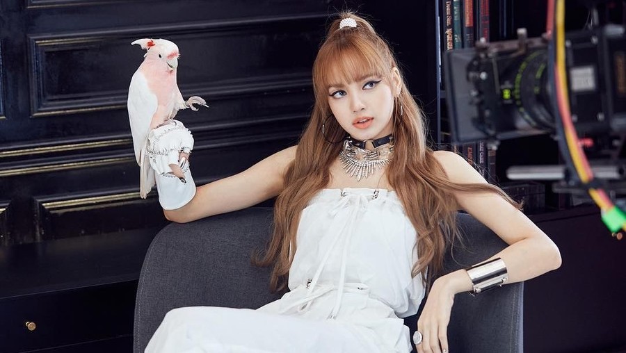 Tak kalah dengan para penggemar, member BLACKPINK lainnya pun ikut memberikan ucapan selamat lewat unggahan Instagram.