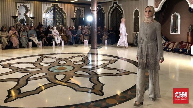Meski serumpun, Indonesia dan Malaysia punya gaya fesyen berbeda. Kolaborasi Ria Miranda X Jovian Mandagie menyatukan perbedaan itu.