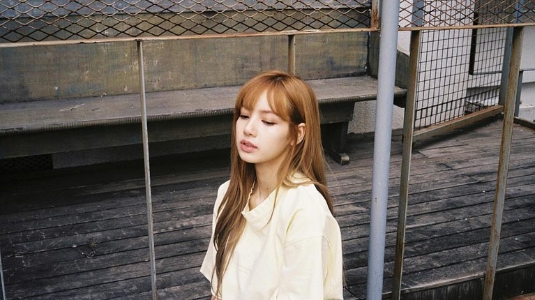 10 Potret Kece Lisa BLACKPINK Lisa BLACKPINK sedang berulang tahun hari ini. Tagar AceLalisaDay jadi jadi trending topic dunia. Berikut ini 10 potret cantik dari Lisa BLACKPINK.