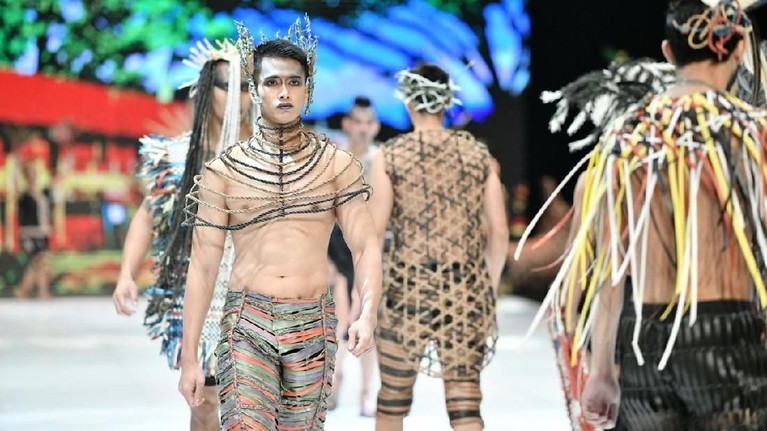 Mengangkat budaya Kalimantan, intip kemeriahan Indonesia Fashion Week atau IFW 2019.