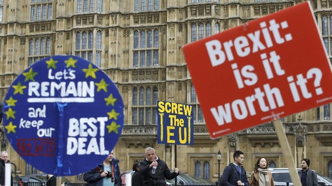 Ratusan orang di perbatasan Inggris-Irlandia berunjuk rasa menolak Brexit. Mereka khawatir Brexit berdampak pada aktivitas di perbatasan.