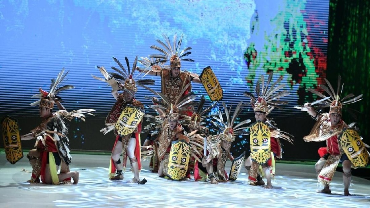 Mengangkat budaya Kalimantan&comma; intip kemeriahan Indonesia Fashion Week atau IFW 2019&period;