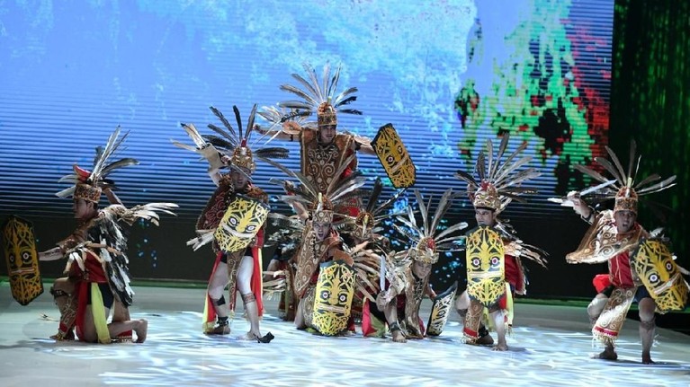 Angkat Budaya Kalimantan, Ini Kemeriahan IFW 2019 Mengangkat budaya Kalimantan, intip kemeriahan Indonesia Fashion Week atau IFW 2019.
