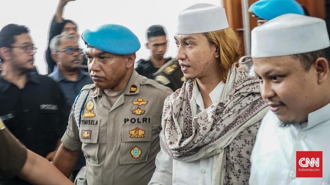Dalam surat dakwaan, penceramah Bahar bin Smith diduga menganiaya sopir taksi online setelah mengantar sang istri pulang ke rumahnya di daerah Bogor.