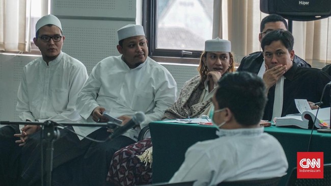 Dalam kelanjutan sidang dengan agenda pemeriksaan saksi, majelis hakim memerintahkan digelar tertutup karena saksi yang dihadirkan masih di bawah umur.