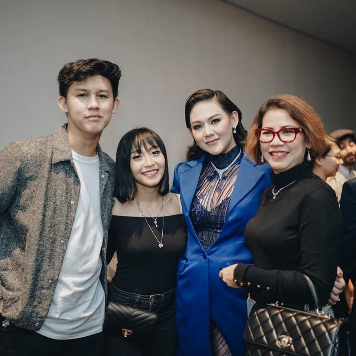 <p>Mama Ida terlihat masih sangat cantik. Kali ini berfoto dengan kedua anaknya, Sissy dan Jevin, yang ditemani sang istri nih, Bun. (Foto: Instagram @idahannas)</p>