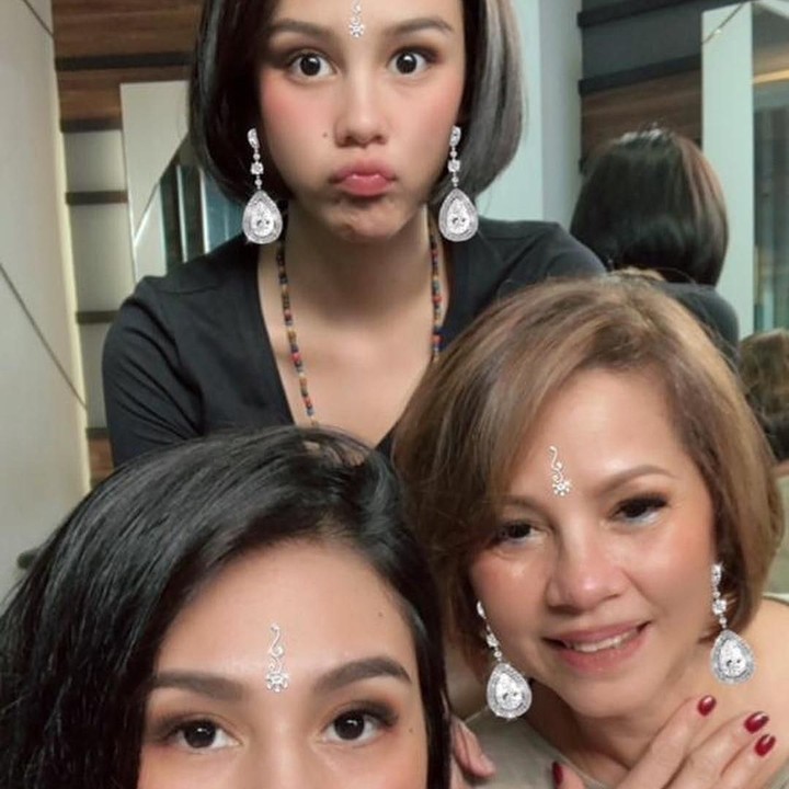 <p>Saatnya Mama Ida menghabiskan waktu bersama anak-anak perempuannya nih, Bun. Sedang apa ya mereka, berdandan kompak nan cantik seperti itu. Ikut senang ya melihat keseruan mereka. (Foto: Instagram @idahannas)</p>