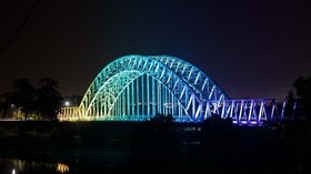 Dua Jembatan di Indonesia Bercahaya Kala Malam