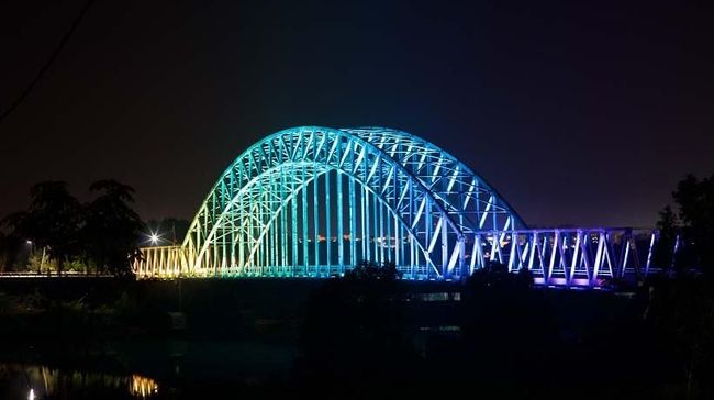Dua Jembatan di Indonesia Bercahaya Kala Malam Wisata city light bukan cuma monopoli Jakarta, karena pemandangan malam di Tanjung Pinang dan Samarinda juga tak kalah cantik.