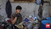 FOTO: Melihat Daur Ulang Sampah Plastik Sampah dan botol plastik diduga menjadi polutan terbesar yang mencemari laut dan pantai. Sementara itu, konsumsi plastik masyarakat terus meningkat.