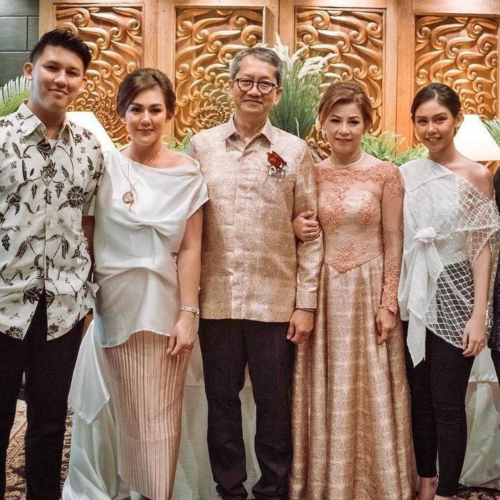 <p>Sissy, Jevin dan Vanessa tampak ikut berbahagia dengan kehidupan baru sang mama. Wah, kompak banget ya mereka. (Foto: Instagram @sysiio's)</p>