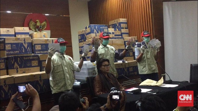 Ramai perbincangan ada tanda cap jempol dalam amplop-amplop untuk serangan fajar Pemilu 2019 yang disita dari Bowo Sidik, namun KPK membantahnya.