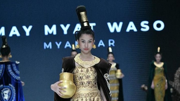 Angkat Budaya Kalimantan, Ini Kemeriahan IFW 2019 Mengangkat budaya Kalimantan, intip kemeriahan Indonesia Fashion Week atau IFW 2019.