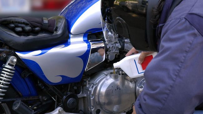 Waktu Ganti Oli Motor Yang Tepat<script async src=