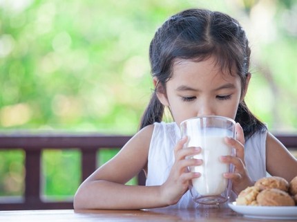 Bolehkah Anak Hanya Minum Susu Saat Sahur?