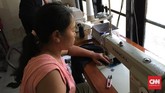 FOTO: Upaya Ibu Tunakarya Bali Berdaya demi Keluarga Banyak ibu tunakarya terpaksa turun ke jalan bekerja serabutan demi keluarga. Namun mereka tak patah arang untuk bisa berdaya lepas dari jalanan.