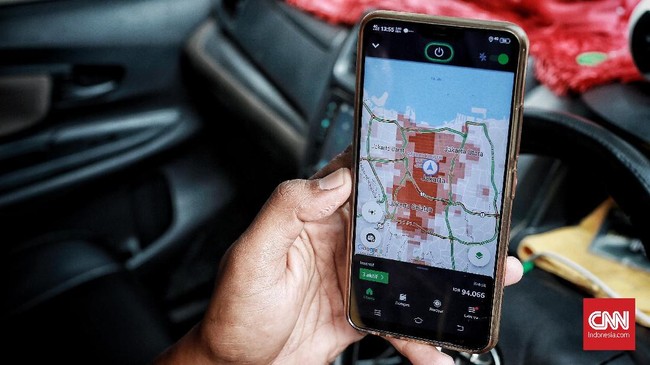 Ada dua sasaran empuk bagi pabrikan otomotif, yaitu Gojek dan Grab di tengah pertarungan bisnis otomotif di Indonesia yang semakin ketat.