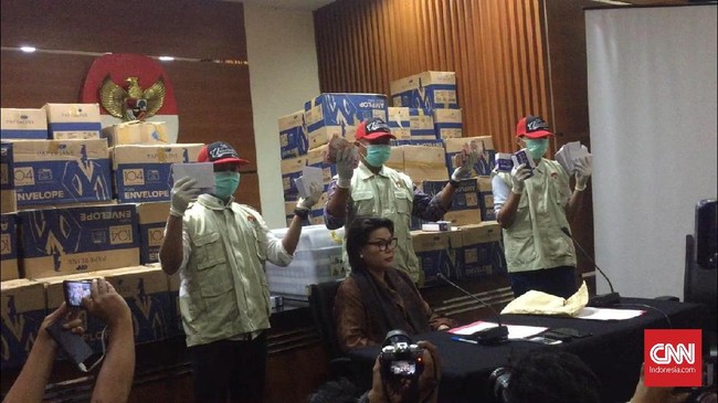 KPK mengamankan uang pecahan Rp20 ribu dan Rp50ribu yang dimasukkan ke amplop di 84 kardus dari anggota DPR fraksi Golkar Bowo Sidik Pangarso.