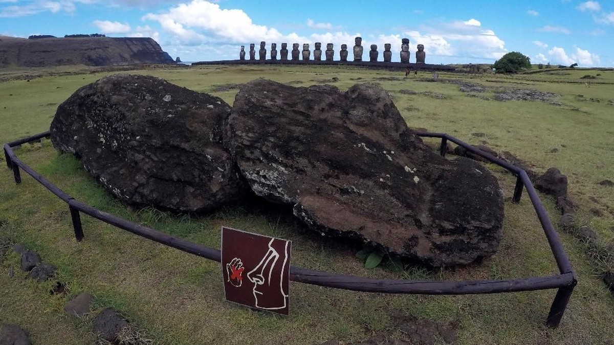 FOTO: Menyelamatkan Patung Moai dari 'Panu' nan Menghancurkan